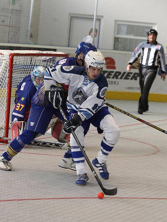 Hokejbalisté Škody Plzeň (v bílém) vstoupili do extraligového play off vítězně. V prvním utkání zdolali pražský Kert Park 4:3, ve druhém vyhráli 3:1 a v sérii vedou 2:0.