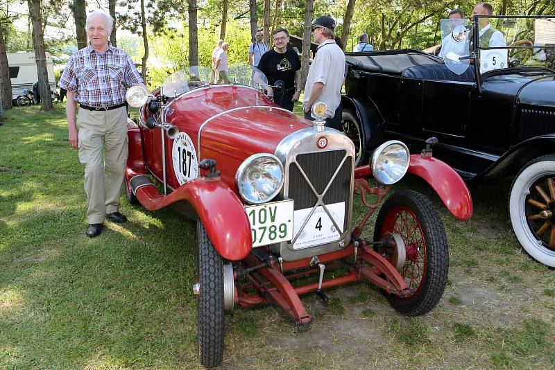 Historická auta veteráni vyjížďka Veteran Car Club