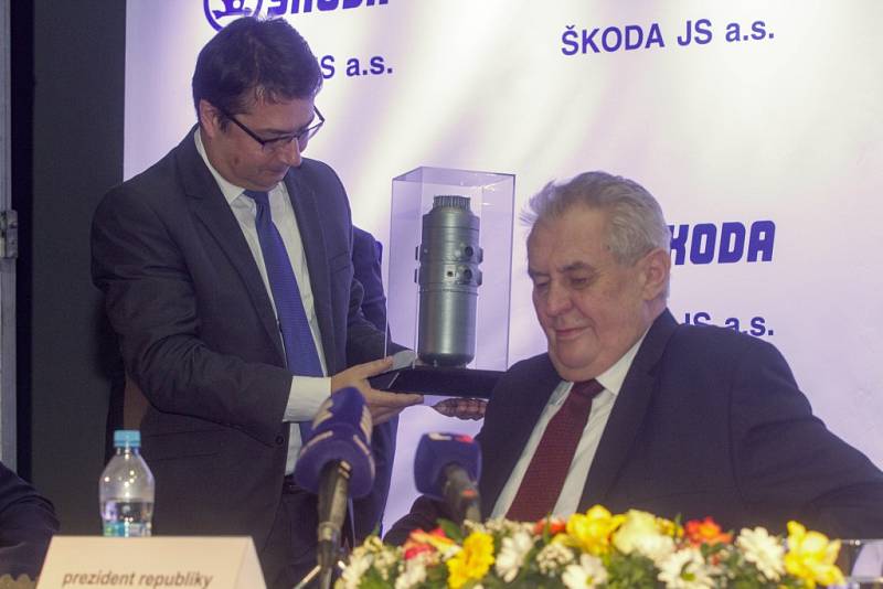 Obchodní ředitel Škody JS Peter Laptáčik předává prezidentovi model tlakové nádoby reaktoru elektrárny Temelín