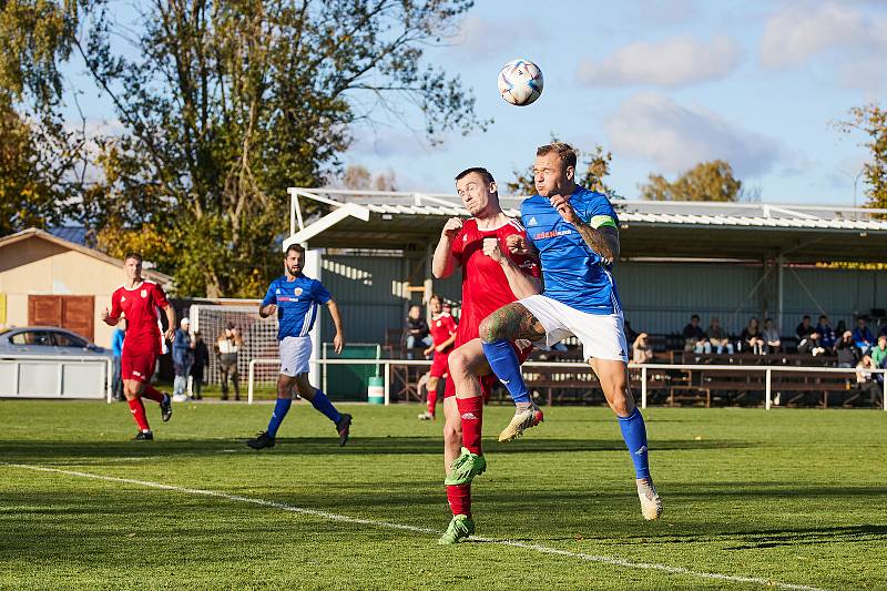 12. kolo krajského přeboru: TJ Sokol Plzeň Černice - TJ Sokol Radnice (na snímku fotbalisté v červených dresech) 4:1.