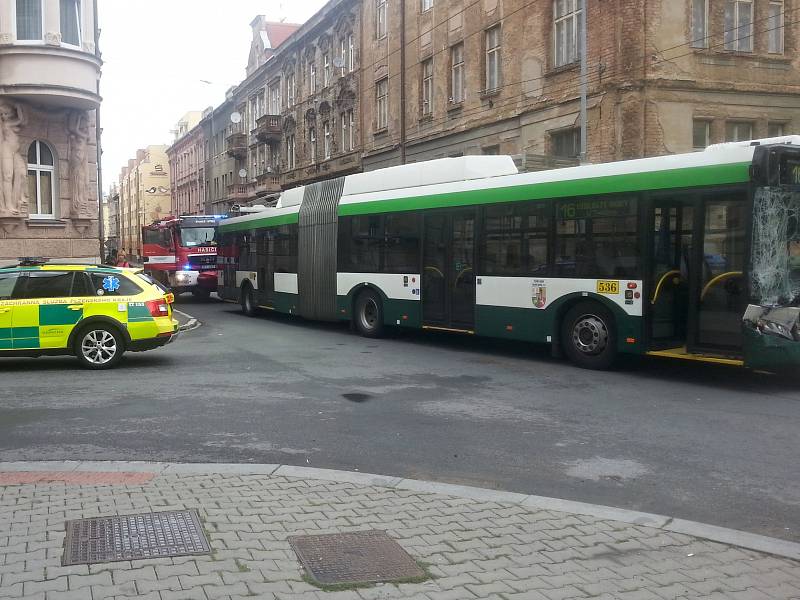 Nehoda trolejbusu a dodávky v Koperníkově ulici