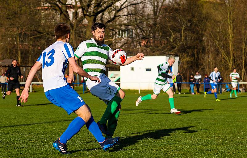 Fotbalisté plzeňské Košutky (na archivním snímku hráči v modrobílých dresech) doma překvapivě podlehli Smíchovu 1:2.