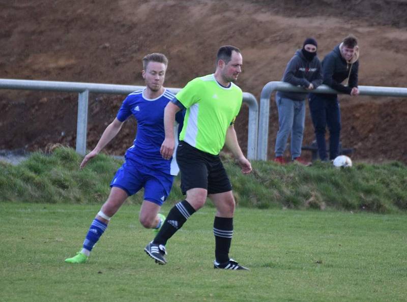 I. B třída, skupina B (15. kolo): SK Bolešiny (na snímku fotbalisté v modrých dresech) - TJ Sokol Štěnovice (zelení) 4:0.