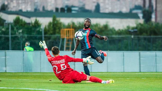 Joel Kayamba z Viktorie Plzeň přeloboval brankáře Brestu Stěpanova a po tomto nádherném fotbalovém okamžiku doletěl míč do sítě běloruského klubu.  