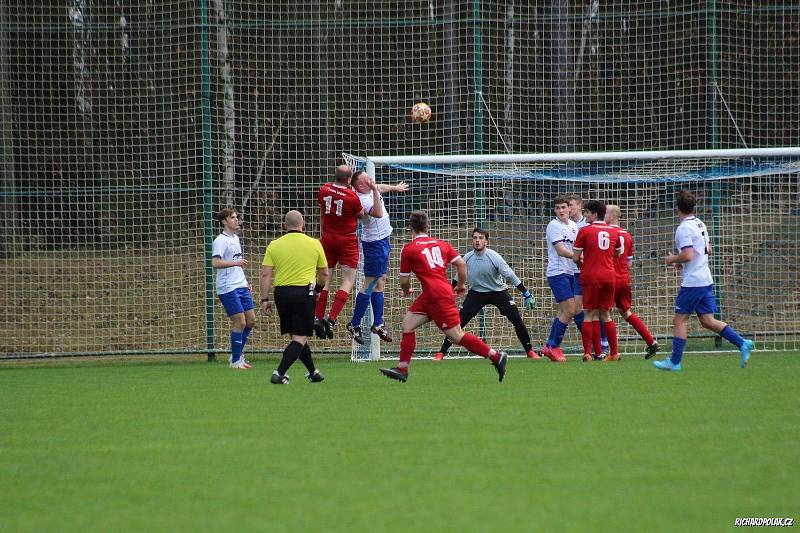 Přestřelka ve Zruči, kde domácí béčko porazilo Starý Plzenec 7:5.