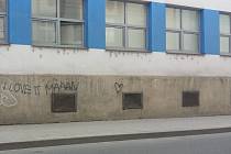 Sprejer se "podepsal"  na fasádě domu v Prokopově ulici. Chvíli poté ho chytila policie