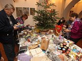 Plzeňané bez domova si užili Vánoce se salátem a dárečky