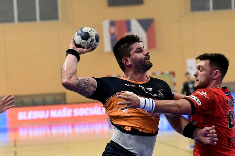 Talent Plzeň (v oranžovočerném) - Robe Zubří, 3. kolo Poháru EHF. Plzeňský Milan Škvařil (s míčem).