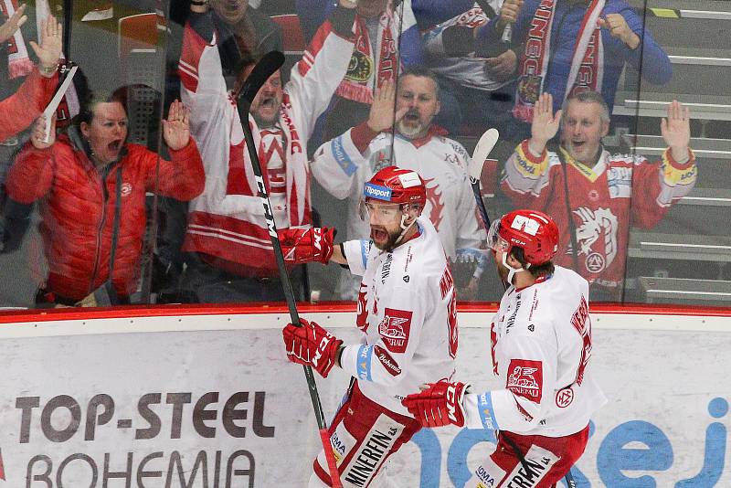 Semifinále play off hokejové extraligy - 5. zápas: HC Oceláři Třinec - HC Škoda Plzeň, 11. dubna 2019 v Třinci. Na snímku (zleva) Tomáš Marcinko, Ethan Werek.