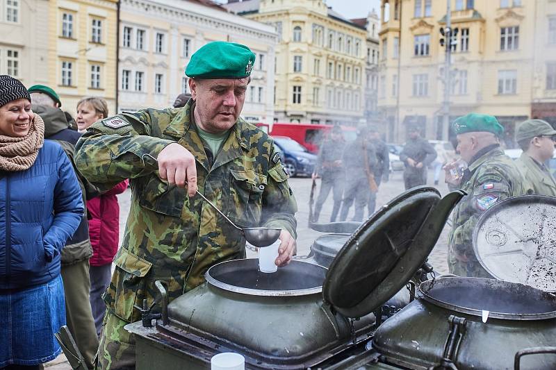 Požehnání praporu pěší roty aktivní zálohy Krajského vojenského velitelství Plzeň biskupem Tomášem Holubem a udělení četného názvu Pětatřicátníci se uskutečnilo v neděli v katedrále sv. Bartoloměje na náměstí Republiky v Plzni.