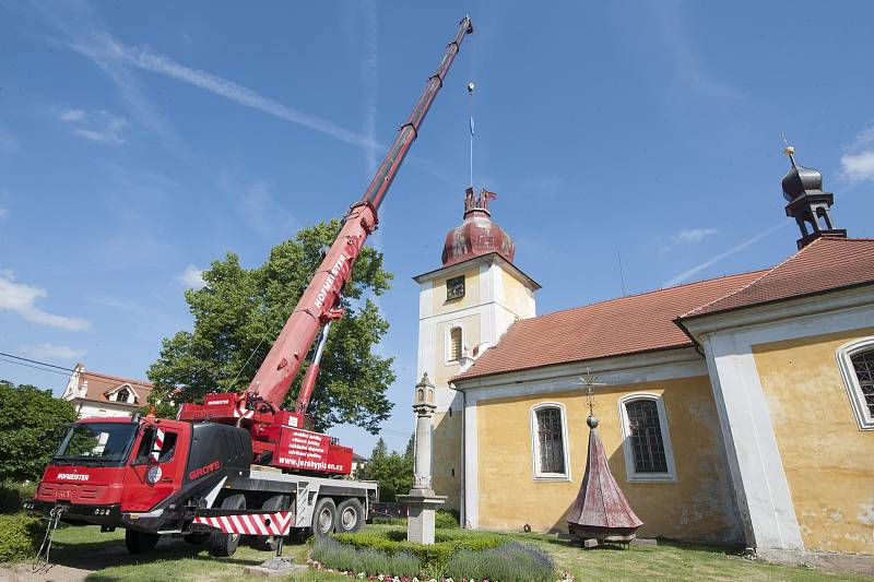 Demontáž kupole kostela sv. Petra a Pavla v Dolní Lukavici