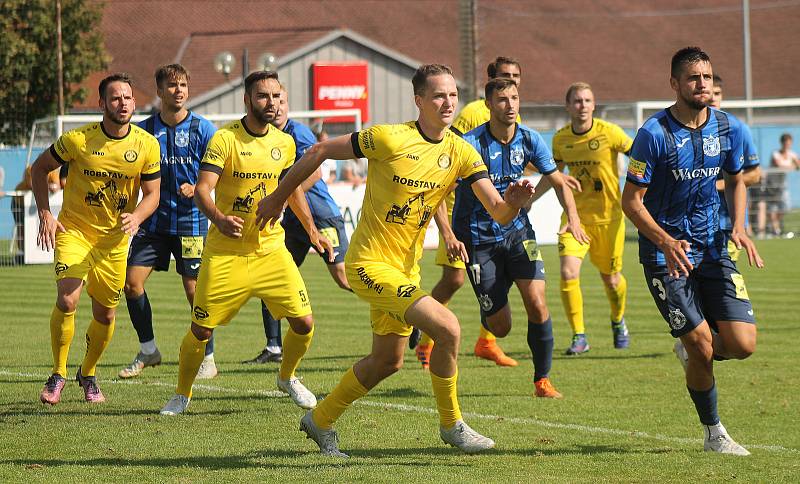 5. kolo FORTUNA ČFL, skupina A: FK ROBSTAV Přeštice (na snímku fotbalisté ve žlutých dresech) - TJ Jiskra Domažlice (modří) 5:1 (2:0).