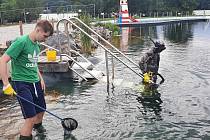 Jezírko ve Škodalandu zůstává zavřené kvůli parazitům, jejichž přenašeči jsou vodní plži. Hydrobiolog Jindřich Duras se teď s dobrovolníky snaží všechny odlovit.