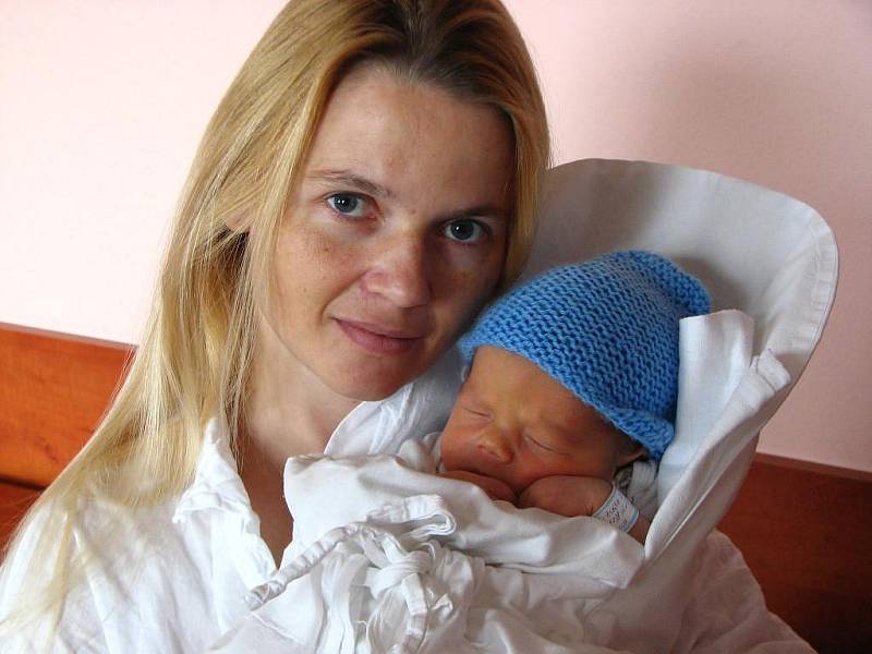 Tříapůlletá Nicol je moc ráda, protože se rodičům Evě a Jaroslavu Zuskovým z Plzně narodil syn Daniel (3,21 kg, 50 cm). Daník přišel na svět 10. 8. v 10.42 hod. ve FN v Plzni