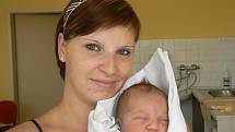 Adam Veselý (4,10 kg, 53 cm), který přišel na svět 8. 8. v 8.55 hod. v Mulačově nemocnici, je prvorozený syn Terezy Veselé a Jana Kuchara z Nýřan