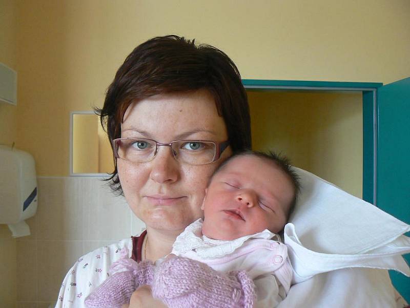 Veronika a Luděk Bílých z Úněšova už doma mají tříapůlletou Beátu. Ve FN v Plzni se jim 11. srpna v 11.51 hod. narodila druhá dcera, která dostala jméno Klaudie (3,28 kg, 50 cm)