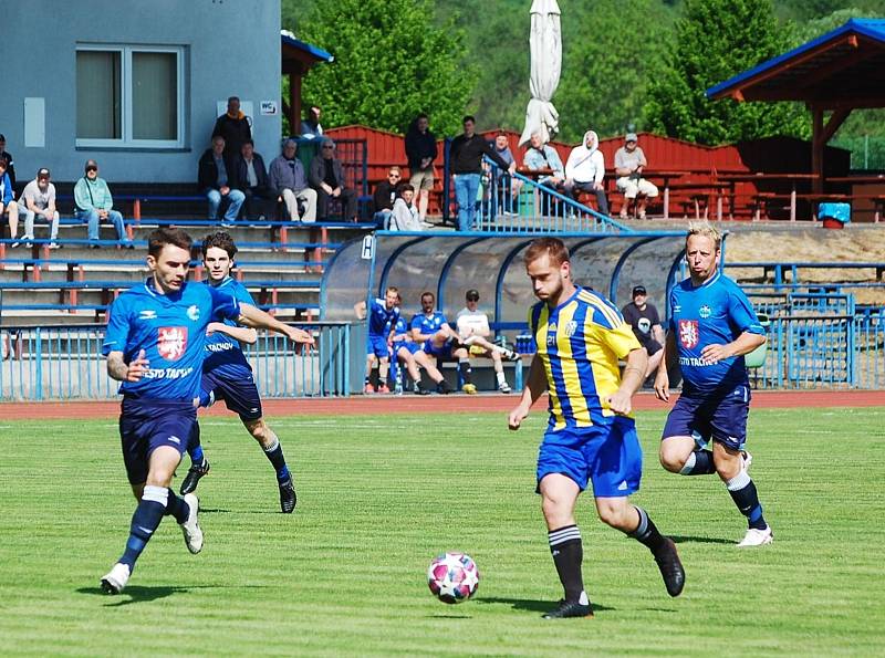 Fotbalisté FK Tachov (na archivním snímku hráči v modrých dresech) opouští I. A třídu a v příští sezoně si zahrají krajský přebor.