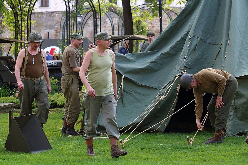 Slavnosti Svobody v Plzni – dobové vojenské kempy a ležení US Army. Ukázka výstroje a výzbroje, historická vojenská technika, tank Sherman, legendární Jeepy a Dodge nebo třeba stíhačka Spitfire v barvách 312. československé stíhací perutě RAF.