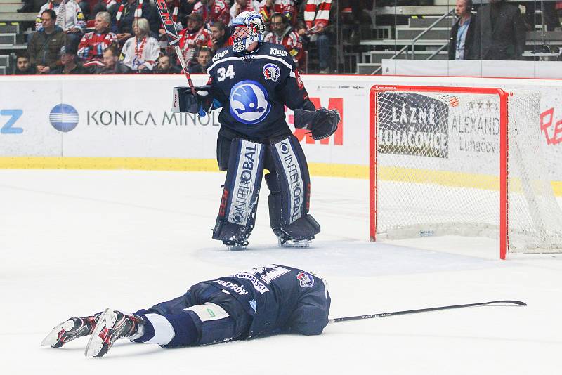 Semifinále play off hokejové extraligy - 5. zápas: HC Oceláři Třinec - HC Škoda Plzeň, 11. dubna 2019 v Třinci. Na snímku (dole) Lukáš Pulpán, brankář Plzně Dominik Frodl.