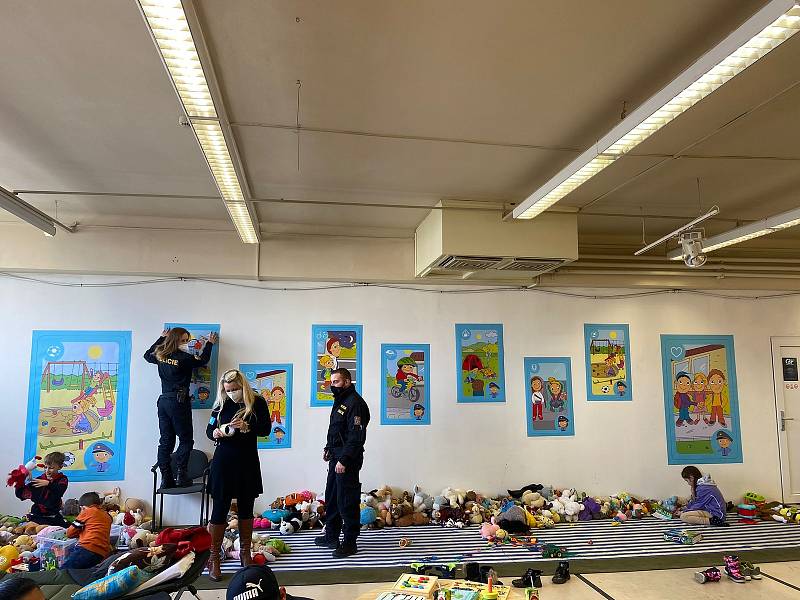 V Krajském asistenčním centru vznikl také dětský koutek s mnoha hračkami, kde se snaží policisté zabavit děti při dlouhém čekání.
