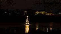 Rozsvícený vánoční strom na hladině Borské přehrady.
