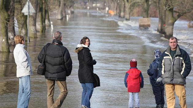 Situace v Plzni v neděli odpoledne. Linka MHD číslo 35 musela být odkloněna kvůli zaplavené silnici