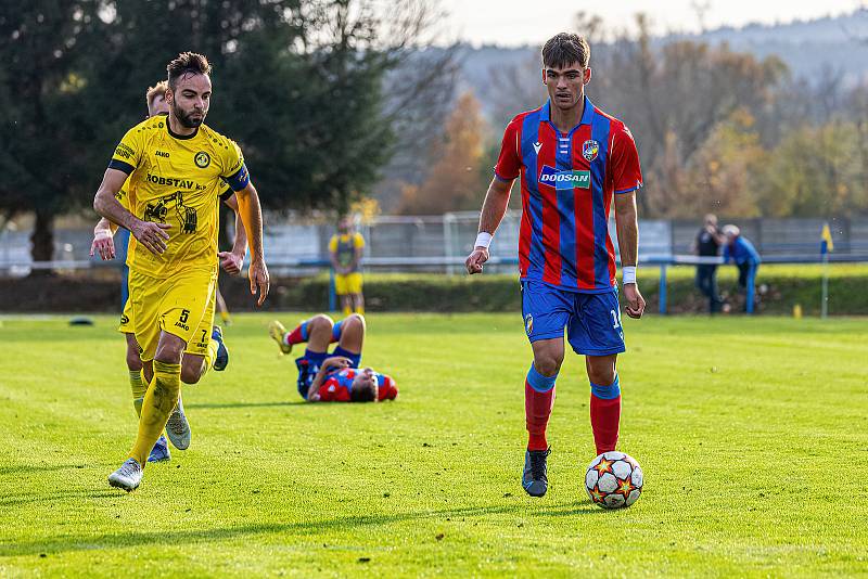 13. kolo FORTUNA ČFL, skupina A: FK ROBSTAV Přeštice (na snímku fotbalisté ve žlutých dresech) - FC Viktoria Plzeň B 1:2 (1:1).