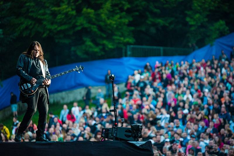 Páteční koncert kapely Lucie v lochotínském amfiteátru.