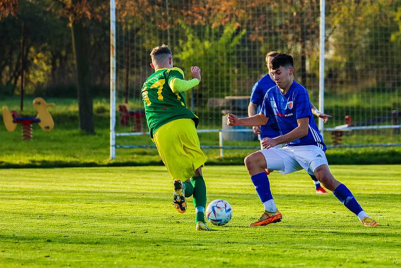 Fotbalisté TJ Sokol Plzeň-Černice (na archivním snímku fotbalisté v modrých dresech) porazili ve čtvrtečním utkání 2. kola Poháru PKFS plzeňský Slovan 3:2.