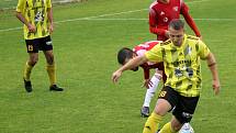 FK Robstav Přeštice (žlutí) vs. SK Petřín Plzeň (červení) 3:1.