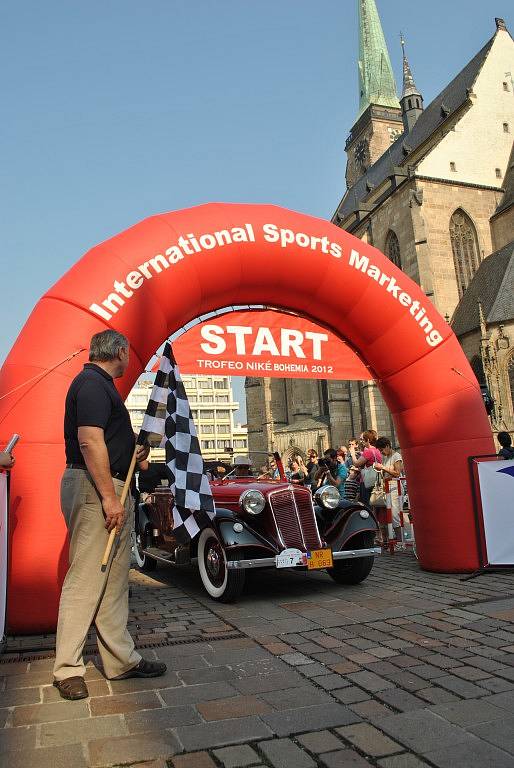 Kolona historických automobilů navštívila v rámci projektu Trofeo Niké Bohemia 2012 i Plzeň