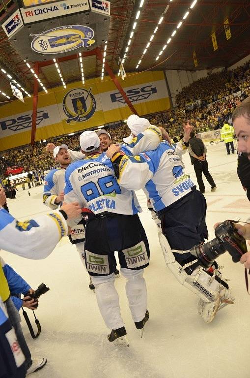 Hokejisté oslavují zisk historicky prvního titulu mistra na stadionu ve Zlíně