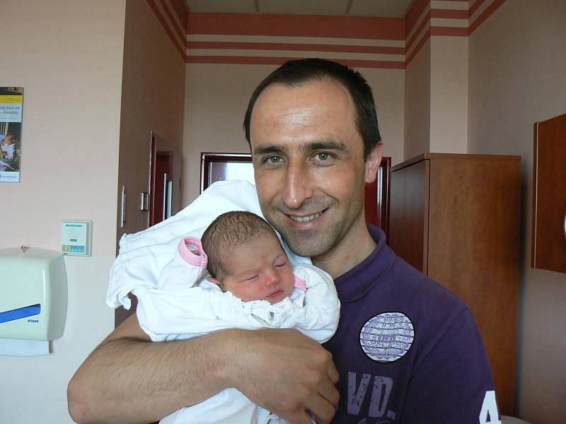 Vladislavě Mlejnkové z Nových Mitrovic se 10. května v 11.44 hod. narodila ve FN v Plzni prvorozená dcera Natálie (3,18 kg, 47 cm). Tatínek hasič, který se jmenuje Miroslav Mlejnek, na snímku svoji Natálku chová