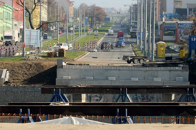 Most na Prahu nebude oproti slibům letos dokončen. Mostní konstrukce bude sice postavena, nestihnou se ale udělat izolace a asfalty. Řidiči proto budou muset přejíždět do protisměru až do jara příštího roku, pak se začne se stavbou druhého mostu.