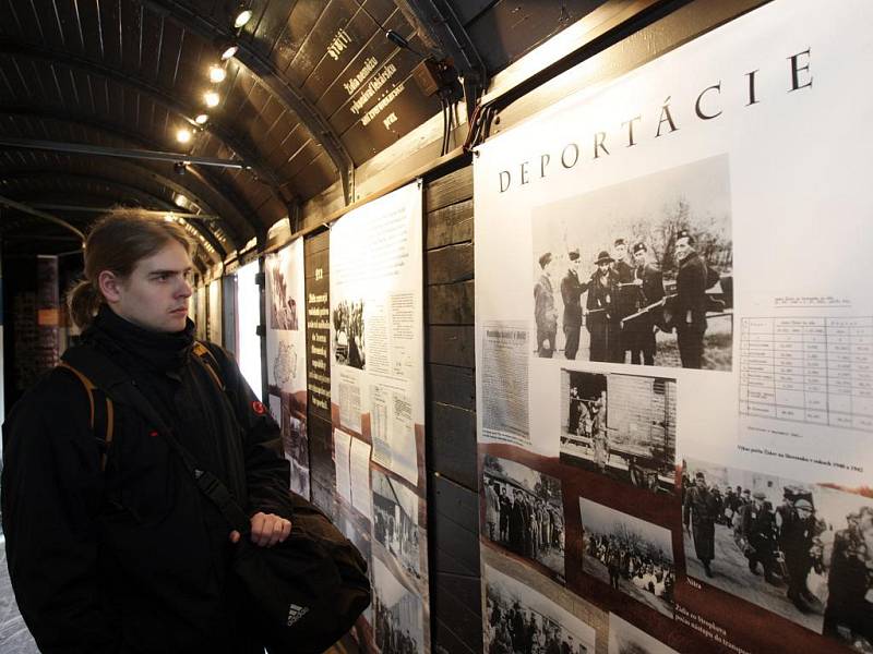 Podmínky, v nichž směřovaly tisíce Židů do koncentračních táborů, můžete na vlastní kůži zakusit ve vagonu, který bude stát až do pátku na hlavním nádraží v Plzni