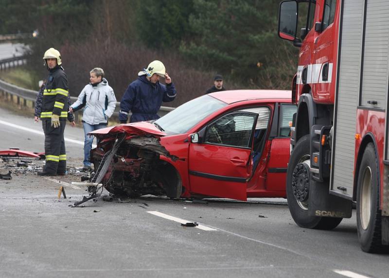 S těžkým poraněním skončil dnes dopoledne v nemocnici šestasedmdesátiletý řidič, který se u Seče na jižním Plzeňsku čelně srazil s dalším vozem.