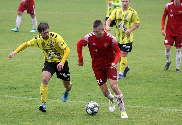 Kryštof Bílik (červený dres - číslo 24) v zápase proti Přešticím.