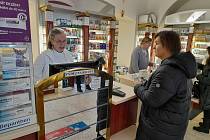 Léky na horečku už jsou v Plzni k dostání, ale jen v některých lékárnách