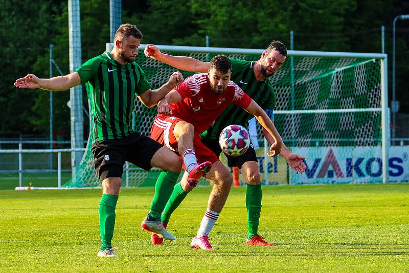 Fotbalisté SK Petřín Plzeň (na archivním snímku hráči v červených dresech) prohráli s Újezdem 2:4 a v letošním ročníku MOL Cupu končí už v předkole.