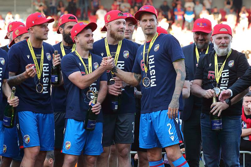 Fotbalisté plzeňské Viktorie přebírají pohár za vítězství ve fotbalové 1. lize. Na hřišti ve Štruncových sadech oslavují zisk šestého titulu.