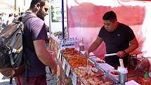 Návštěvníci gastrofestivalu Street Food Plzeň v pivovaru Prazdroj mohli ochutnat ze široké nabídky asijských specialit, čerstvých ryb, šťavnatých burgerů, tradičních pokrmů z dalekých zemí, ale i sladkých dezertů a plzeňského piva.