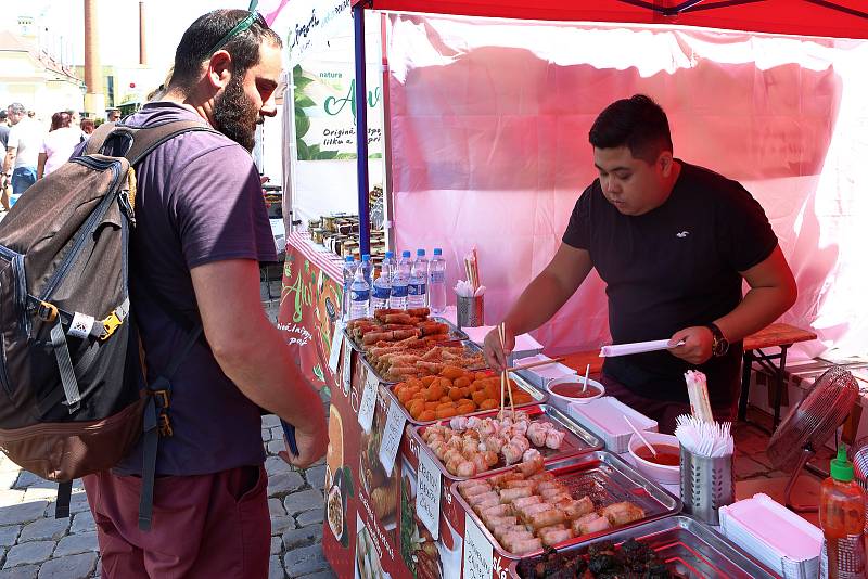 Návštěvníci gastrofestivalu Street Food Plzeň v pivovaru Prazdroj mohli ochutnat ze široké nabídky asijských specialit, čerstvých ryb, šťavnatých burgerů, tradičních pokrmů z dalekých zemí, ale i sladkých dezertů a plzeňského piva.