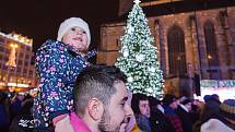 Rozsvícení vánočního stromu na náměstí Republiky v Plzni sledovaly tisíce lidí. Letos zdobí střed města patnáctimetrová jedle ojíněná.