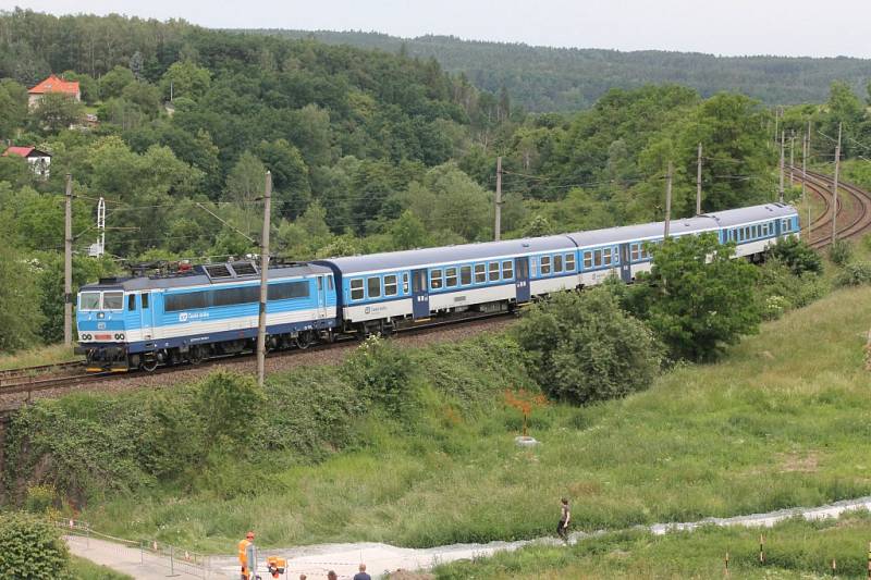 Den otevřených dveří u ražby tunelu mezi Doubravkou a Ejpovicemi. Vlaky z Plzně na Prahu jezdí nyní přes Chrást