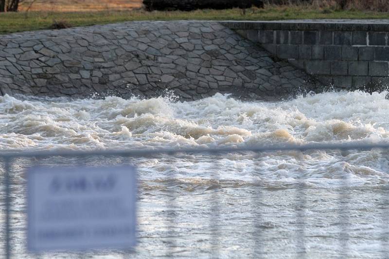 Čtvrteční déšť zvedl hladiny řek v Plzni. Na snímku jez v Doudlevcích