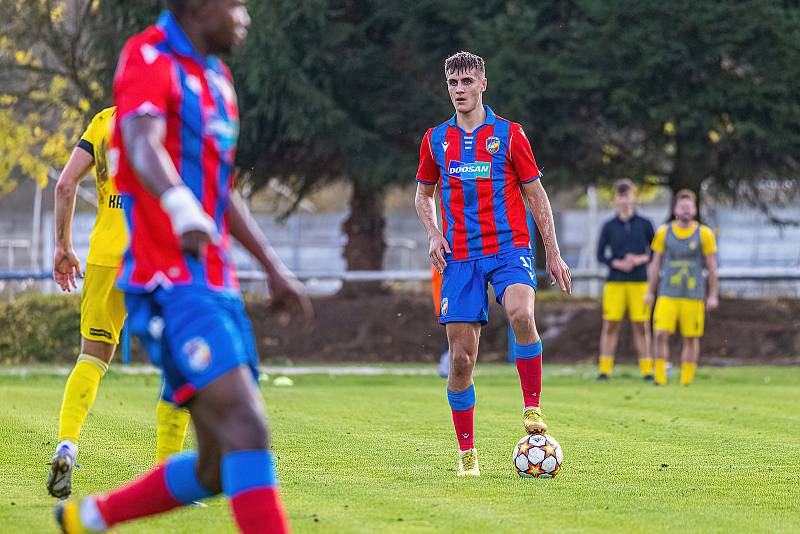 Fotbalisté FK ROBSTAV Přeštice (na archivním snímku hráči ve žlutých dresech) remizovali v Uhříněvsi u Prahy s rezervou Bohemians 1905 1:1.