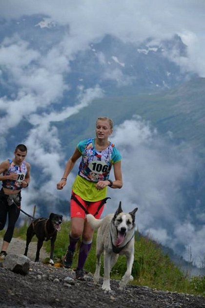 Barbora Kreidlová se poprvé zúčastnila nejtěžšího závodu v canicrossu. V soutěži běžela se čtyřnohými parťáky Lentilkou a Fidorkou