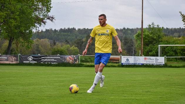 FK Bohemia Kaznějov (žlutí).
