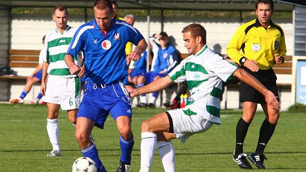 Fotbalisté Vejprnic (na archivním snímku v modrém) v  minulém kole konečně přervali sérii proher a obrat k lepšímu zkusí  nyní  potvrdit  v Tachově na hřišti  nováčka