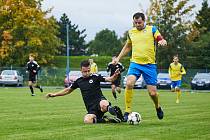 Fotbalisté divizního SK SENCO Doubravka (na archivním snímku hráči ve žlutých dresech) porazili domácí Aritmu Praha 3:2, i když brzy prohrávali o dvě branky.